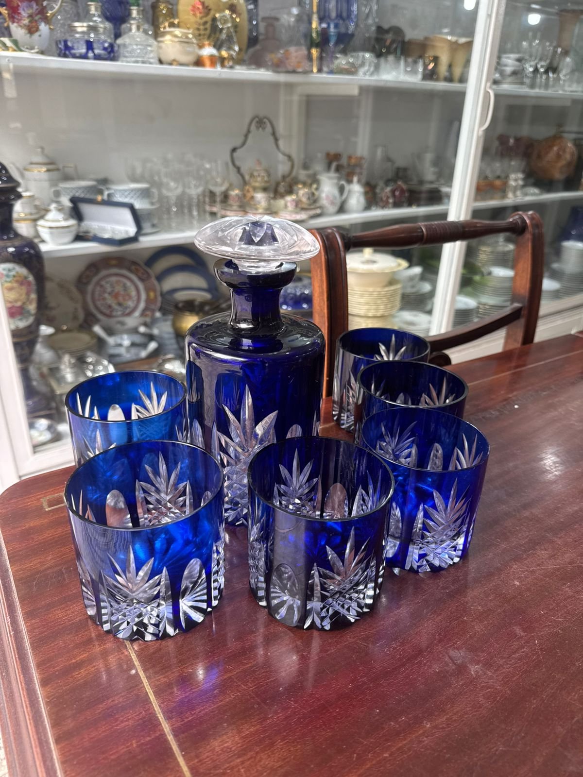 Exquisito botellón con 6 vasos de cristal súper tallado azul - Imagen 2
