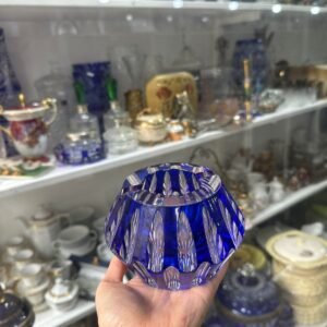 Exquisito cenicero de cristal tallado azul