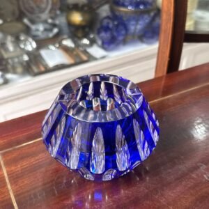 Exquisito cenicero de cristal tallado azul