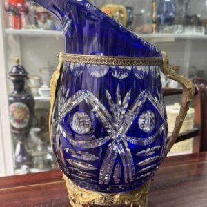 Jarra grande de cristal súper tallado azul con monturas de bronce