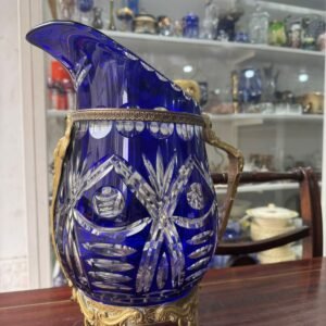 Jarra grande de cristal súper tallado azul con monturas de bronce