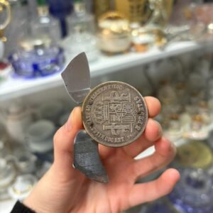 Moneda antigua con navaja