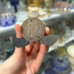 Moneda antigua con navaja
