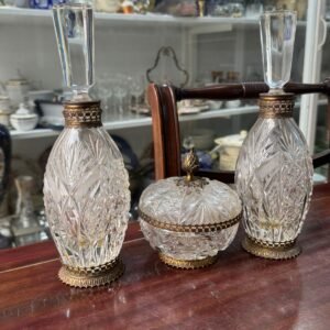 Set de perfumeros de cristal súper tallado con monturas de bronce