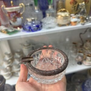 Cenicero de cristal tallado con monturas de bronce
