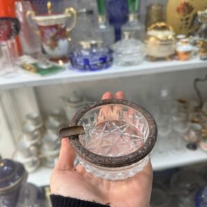 Cenicero de cristal tallado con monturas de bronce