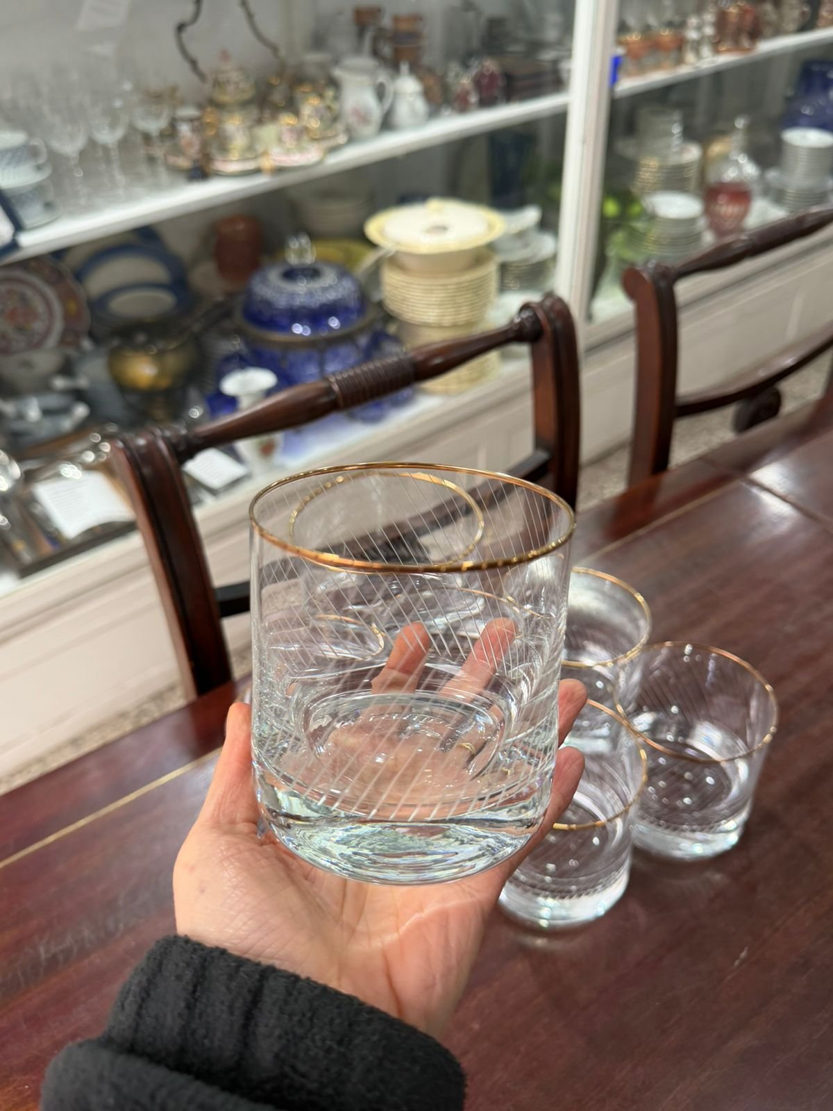 Hielera con 6 vasos de cristal con guarda en oro - Imagen 2