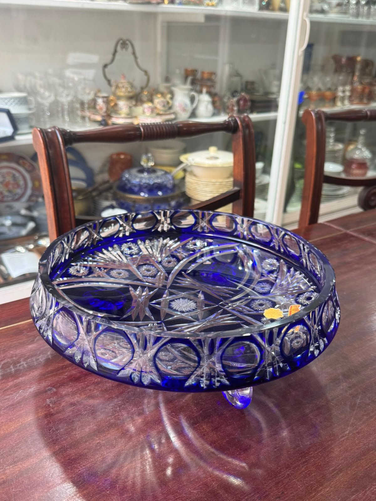 Exquisito centro de mesa cristal súper tallado con patitas en forma de rulitos