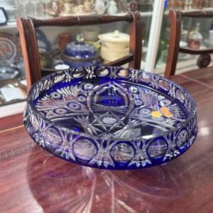 Exquisito centro de mesa cristal súper tallado con patitas en forma de rulitos