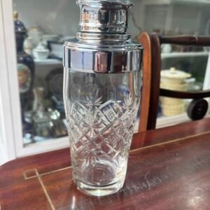 Coctelera de cristal tallado con platería