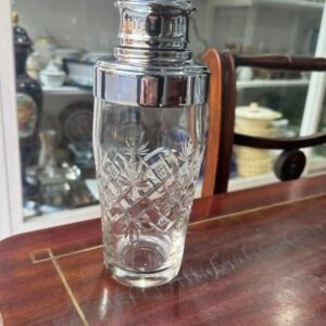 Coctelera de cristal tallado con platería