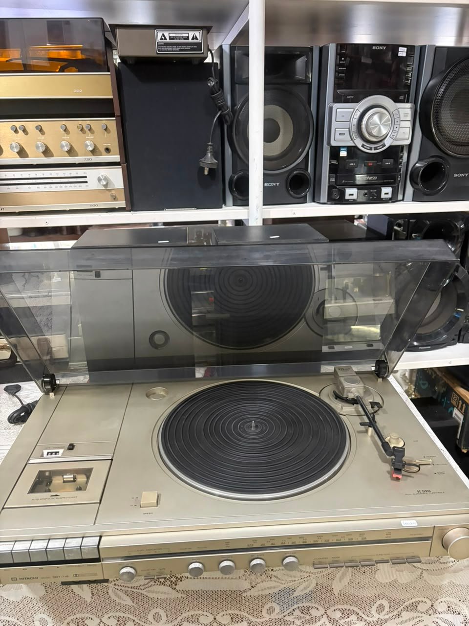 Centro musical HITACHI bandeja giradiscos, casetera, radio AM FM con parlantes - Imagen 3