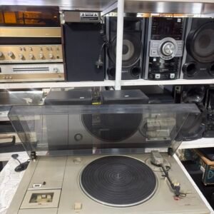 Centro musical HITACHI bandeja giradiscos, casetera, radio AM FM con parlantes