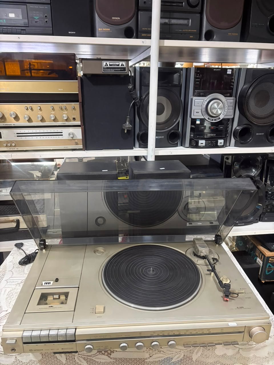 Centro musical HITACHI bandeja giradiscos, casetera, radio AM FM con parlantes - Imagen 2