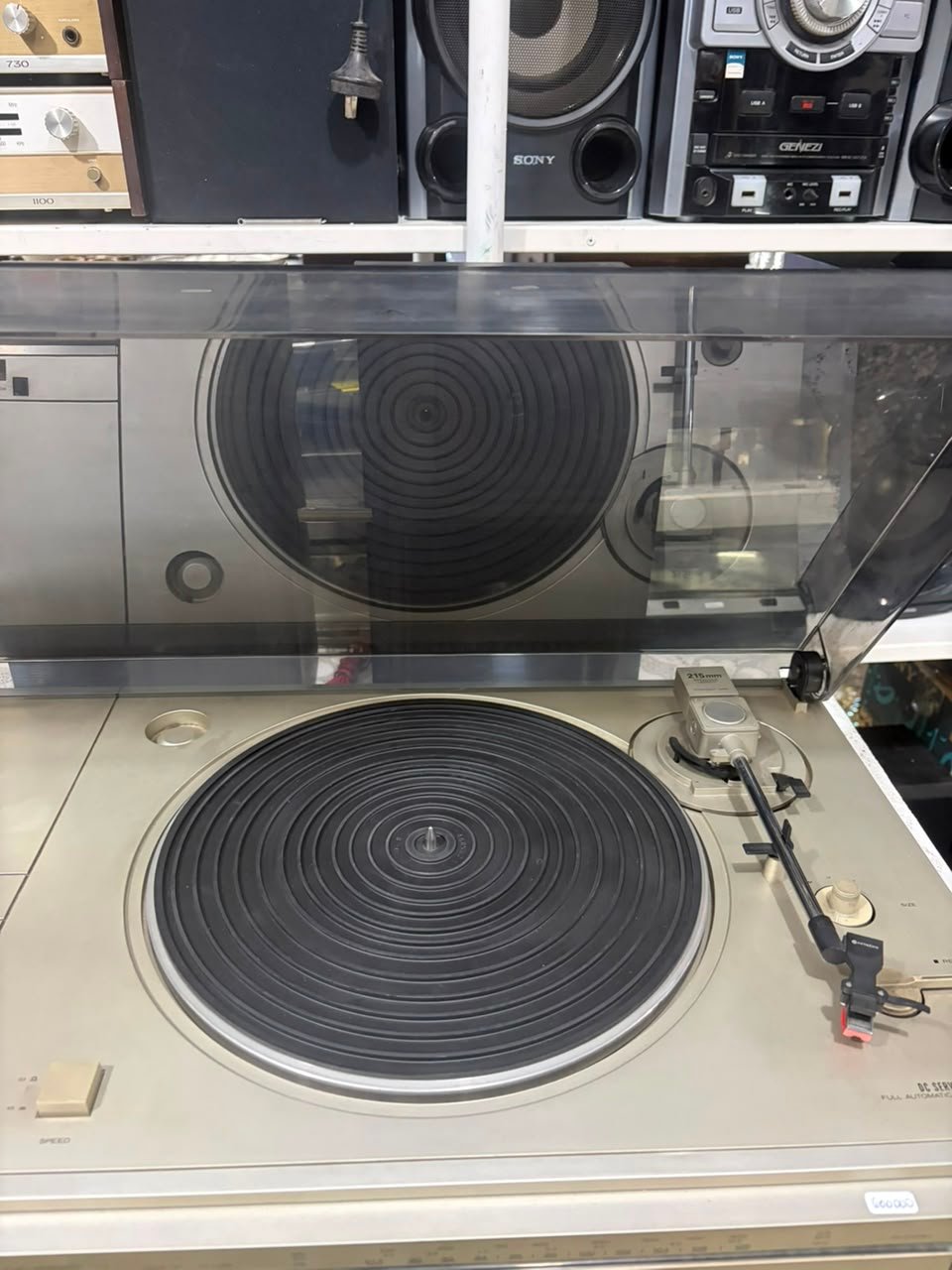 Centro musical HITACHI bandeja giradiscos, casetera, radio AM FM con parlantes - Imagen 9