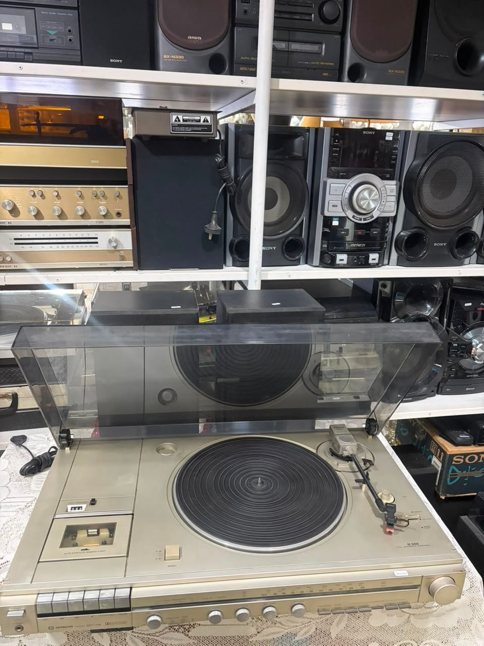 Centro musical HITACHI bandeja giradiscos, casetera, radio AM FM con parlantes - Imagen 8