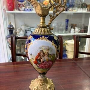 Anfora azul cobalto de porcelana pintada a mano con oro