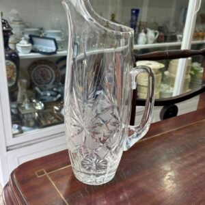 Exquisita jarra de cristal súper tallado con pico vertedor