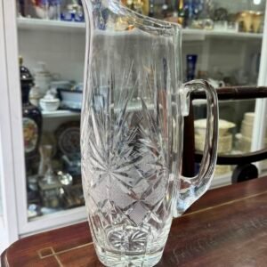 Exquisita jarra de cristal súper tallado con pico vertedor
