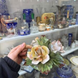 Candelabro italiano con flores en relieve