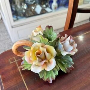 Candelabro italiano con flores en relieve