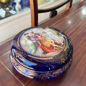 Cofre de porcelana checoslovaca azul cobalto con escena victoriana