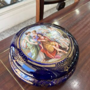 Cofre de porcelana checoslovaca azul cobalto con escena victoriana