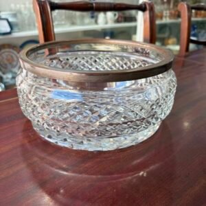 Centro de mesa de cristal súper tallado con platería