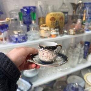 Dúo de café porcelana oriental – se ve a la geisha en el fondo de la taza