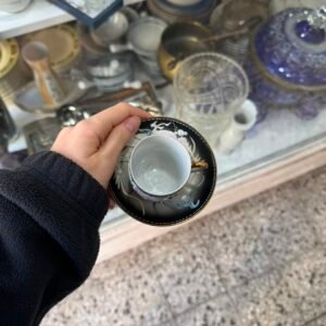 Dúo de café porcelana oriental – se ve a la geisha en el fondo de la taza