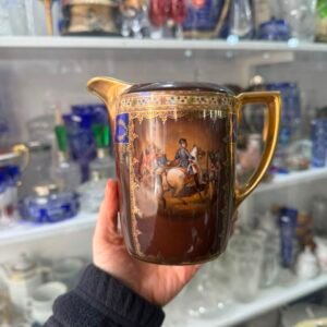 Lechera porcelana checoslovaca con escena napoleónica o militar