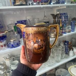 Lechera porcelana checoslovaca con escena napoleónica o militar
