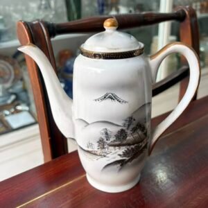 Cafetera porcelana oriental pintada a mano con oro