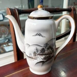 Cafetera porcelana oriental pintada a mano con oro