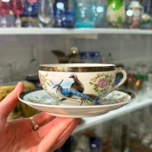 Dúo de té porcelana oriental pintado a mano con oro (se ve a la geisha en el fondo de la taza)