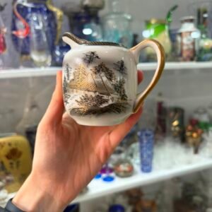 Lechera porcelana oriental pintada a mano con oro