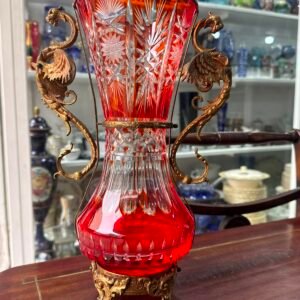 Exquisito florero de cristal súper tallado azul con monturas de bronce