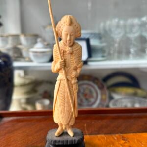 Figura marfil geisha