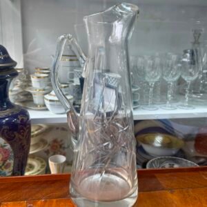 Jarra alta tallada con pico vertedor