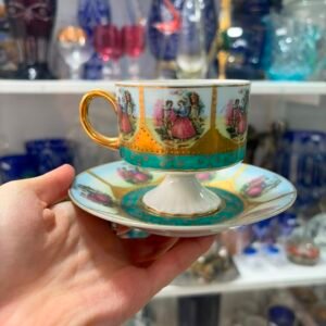 Dúo de porcelana con escenas galantes