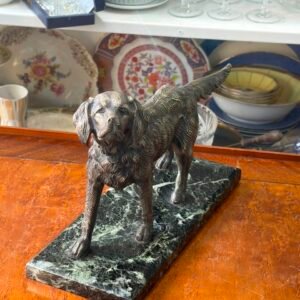 Perro de bronce con base de marmol