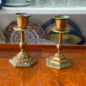 Par de candelabros de bronce