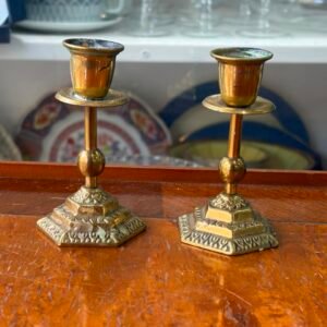 Par de candelabros de bronce
