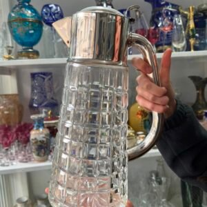 Exquisita jarra alta de cristal súper tallado con platería