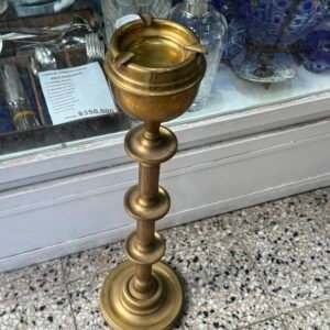 Cenicero con pie de bronce