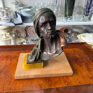 Figura de bronce con marmol