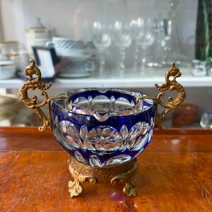 Exquisito cenicero de cristal súper tallado azul con monturas de bronce