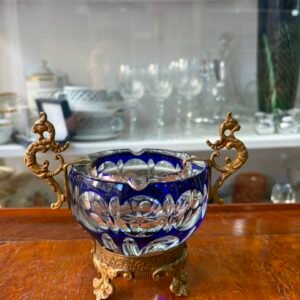 Exquisito cenicero de cristal súper tallado azul con monturas de bronce