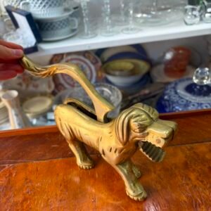 Rompe nueces de bronce
