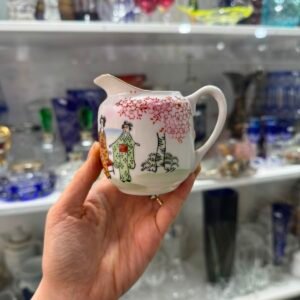 Lechera porcelana oriental pintada a mano con geishas